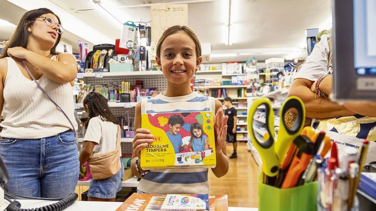 Los establecimientos que venden material escolar estan muy concurridos los días antes de iniciar el nuevo curso. - WADAD