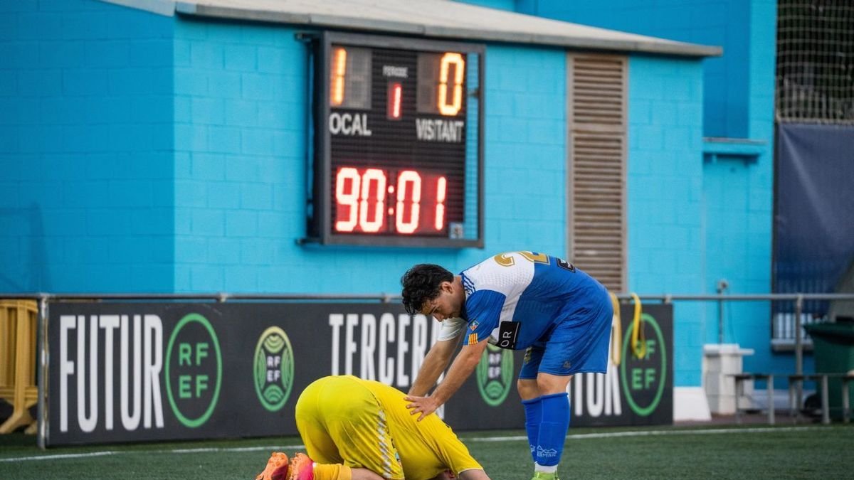 Un jugador del Lleida és consolat per un del Can Vidalet a l’acabar el partit. - PAU PASCUAL