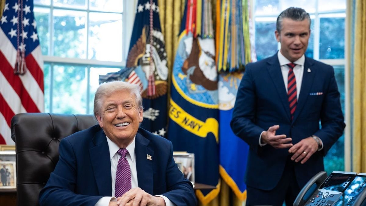 Trump junto a Hegseth tras oficializar el cambio del nombre del departamento de Defensa. - EFE