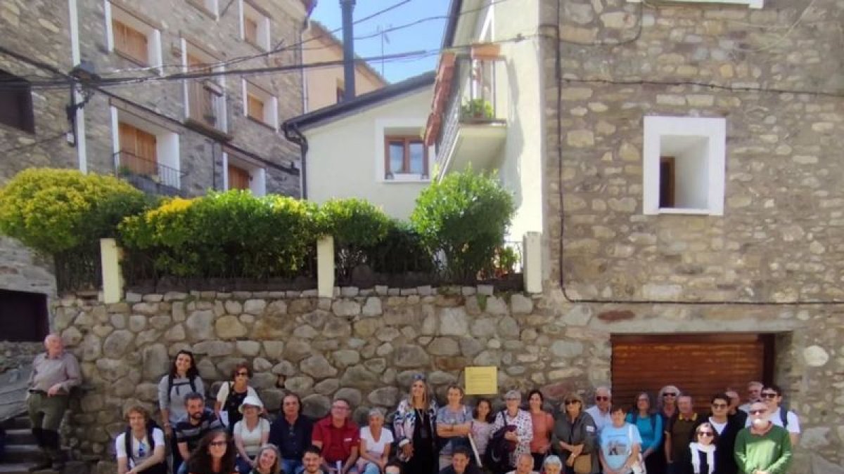 La inauguración de la placa conmemorativa en Vilaller. - AJUNTAMENT DE VILALLER