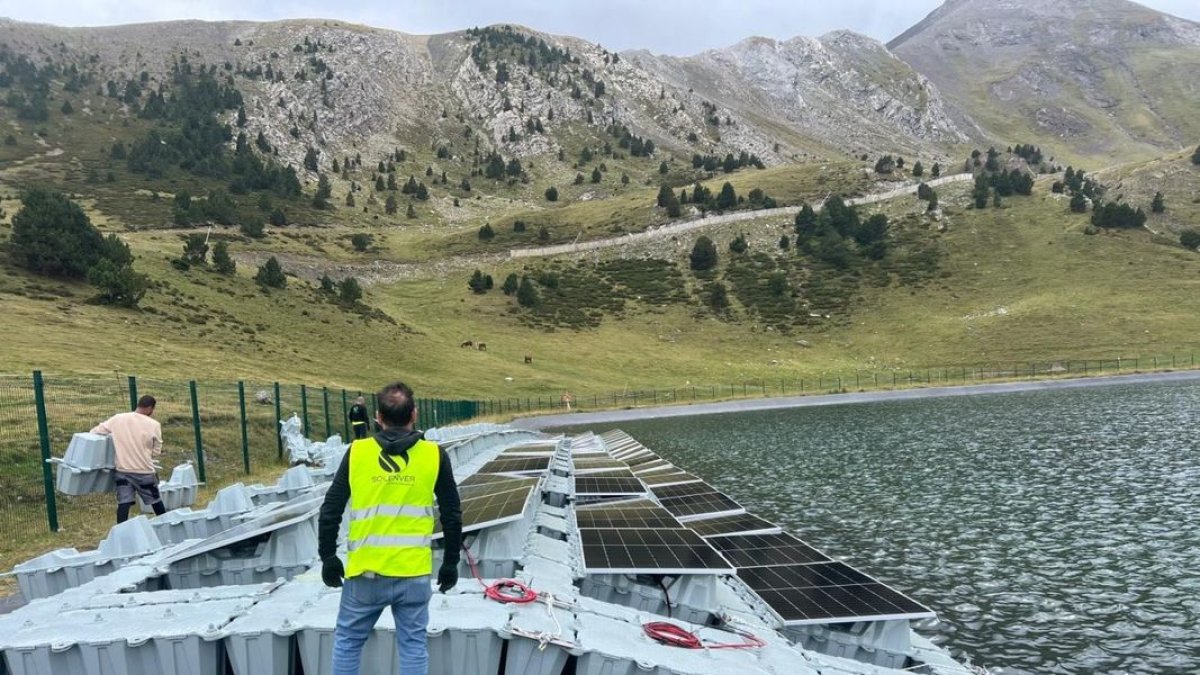 Técnicos instalando esta semana las placas solares flotantes. - FGC
