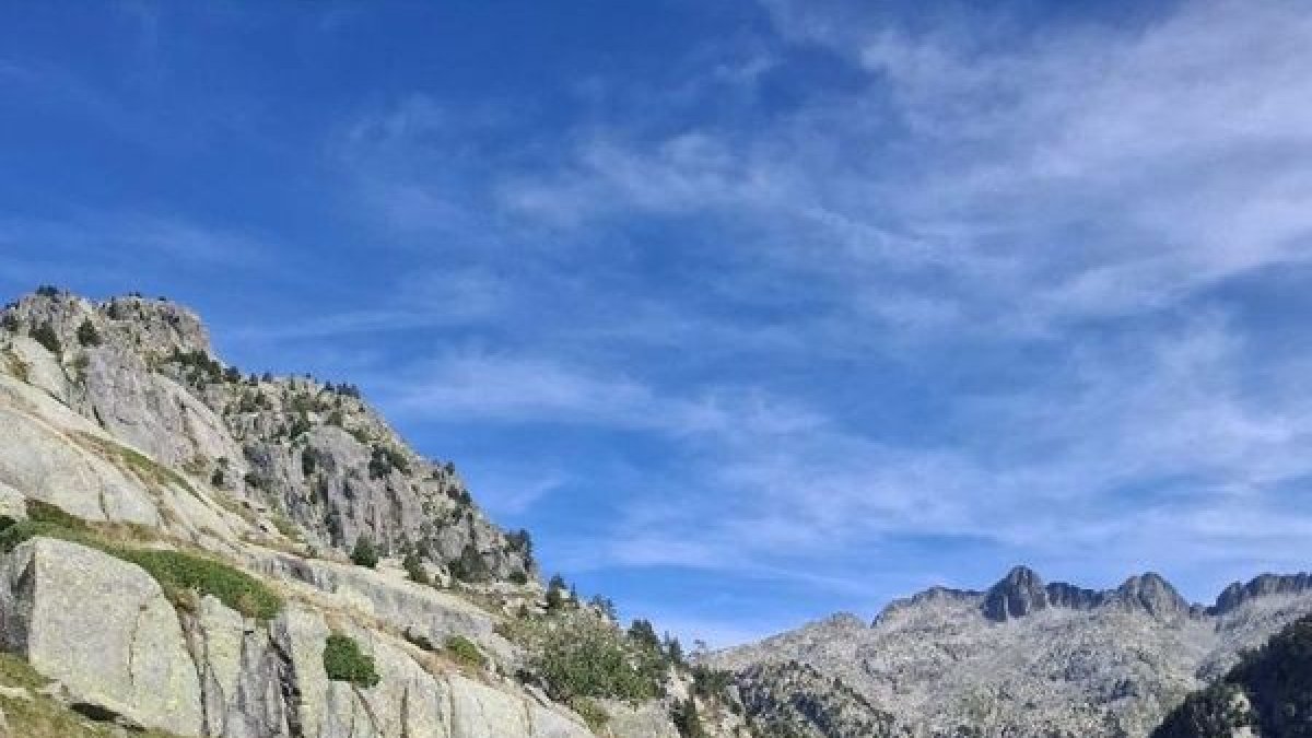 Efectivos de los GRAE y el SEM, ayer con un herido en La Vall de Boí. - BOMBEROS DE LA GENERALITAT