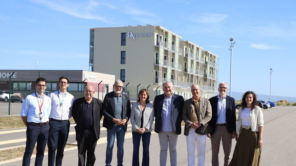 La consellera de Territorio, Sílvia Paneque (centro), delante de la residencia de estudiantes con los responsables del aeropuerto y alcaldes. - MAGDALENA ALTISENT