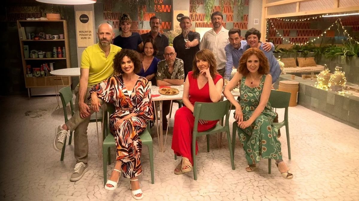 Els actors de ‘Com si fos ahir’, al set de rodatge. - 3CAT