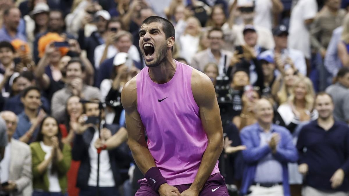 Carlos Alcaraz celebra su victoria ante Sinner, ayer en la final del US Open. - EFE