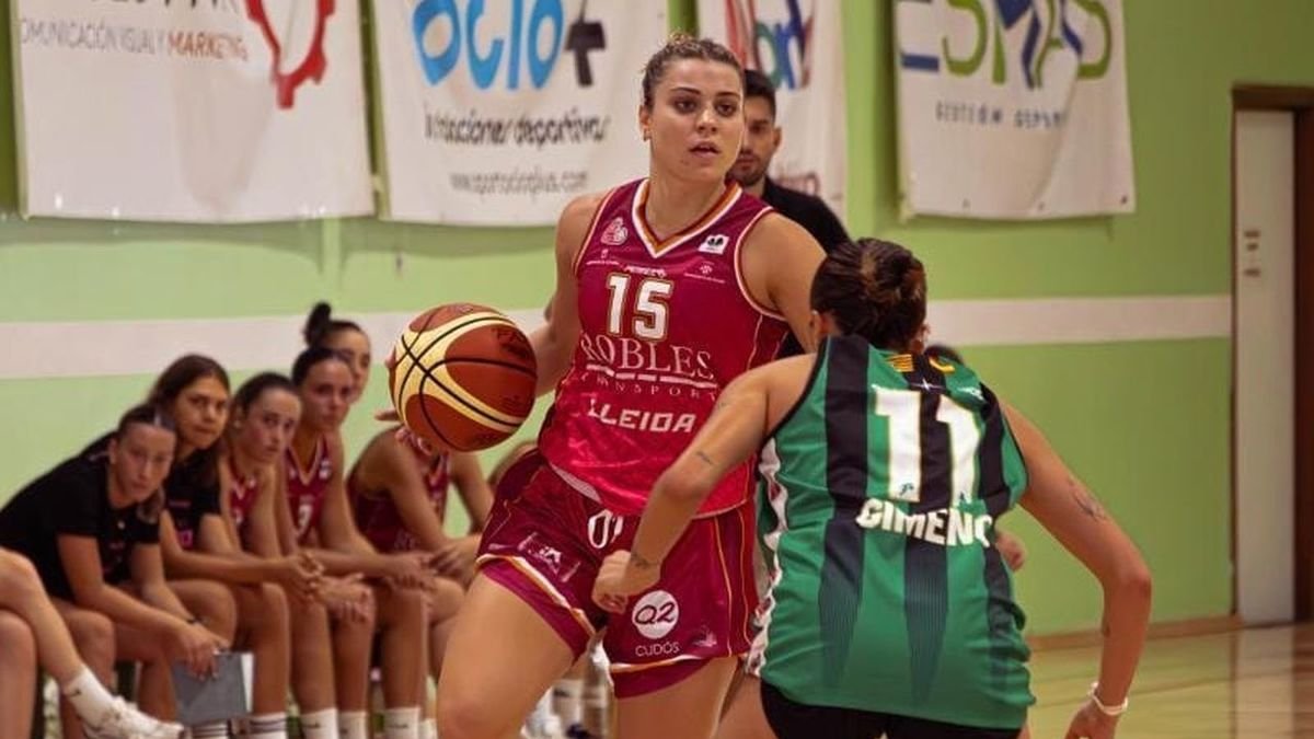 Leticia Conca ataca una jugadora del Cuarte davant les companyes. - LEIRE DIAZ VIDAL
