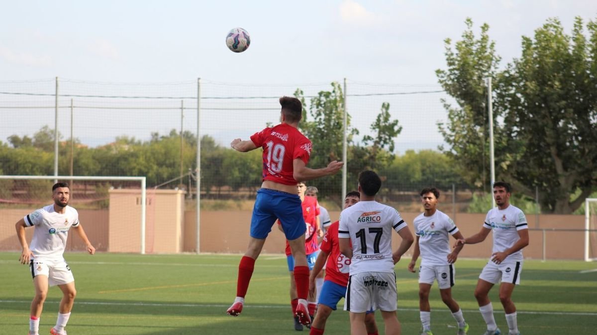 Antoni Mayoral, del Juneda, salta a rematar un balón ante la mirada de los rivales. - JOAN BOVÉ