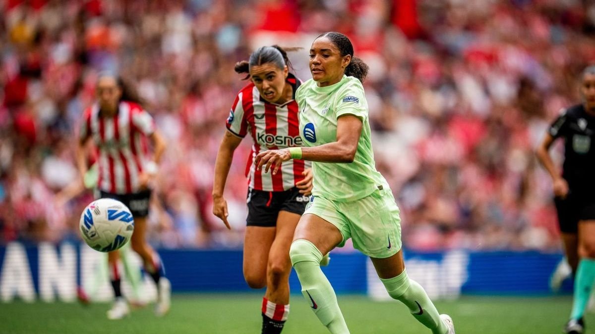 Vicky López disputa un balón con una jugadora del Athletic. - GERMAN PARGA-FC BARCELONA