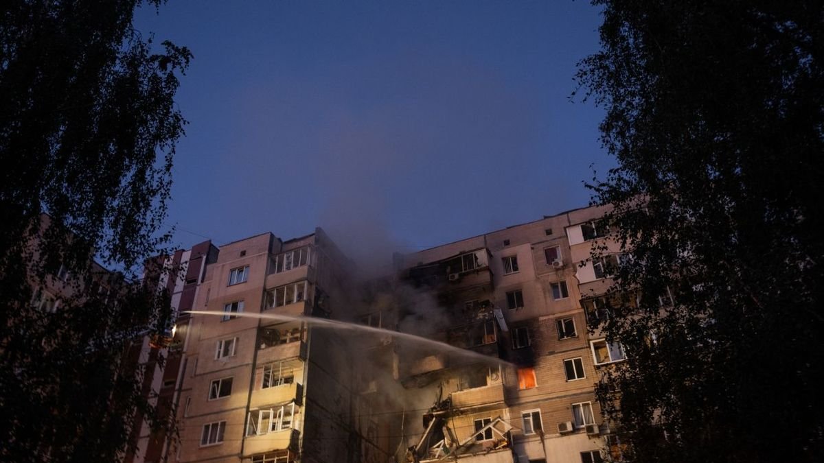 Bomberos trabajan para extinguir un incendio tras el ataque  con misiles y drones en Kyiv. - EUROPA PRESS