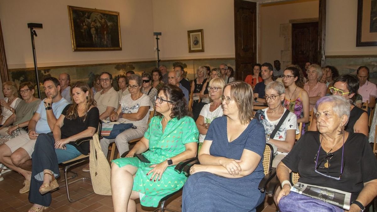 El nombrós públic no es va voler perdre les reflexions de Moixé Natan, encara vigents. - LAIA PEDRÓS