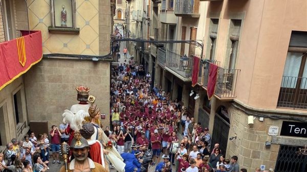 Solsona. Dio ayer el pistoletazo de salida a sus fiestas mayores con la fiesta de la trabucada y el saludo de la alcaldesa, Judit Gisbert, desde el balcón del ayuntamiento. Los actos se alargarán hasta el jueves. - AJUNTAMENT SOLSONA