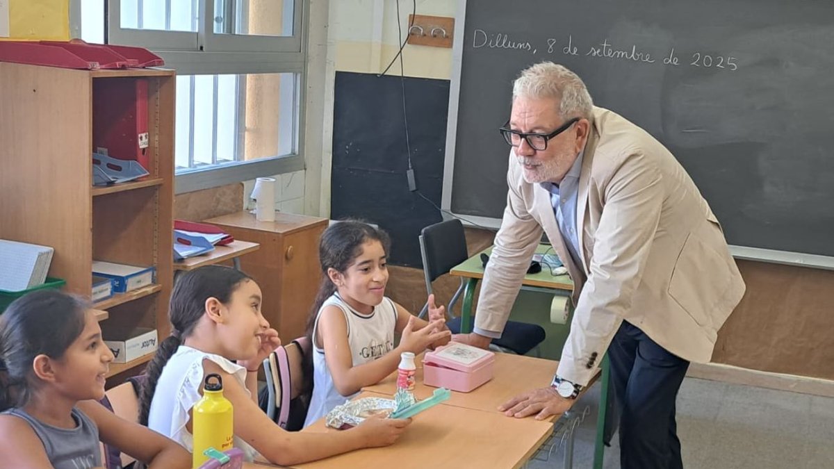 Larrosa, en un moment de la visita a l'escola Santa Maria de Gardeny.