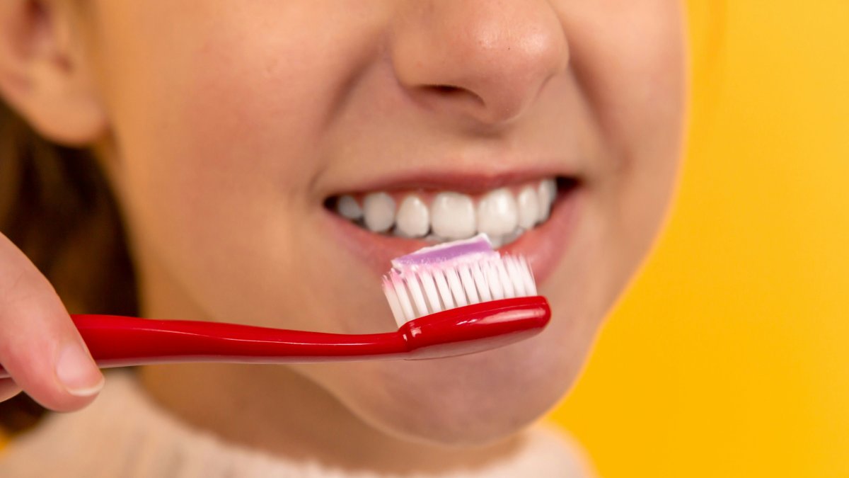 Una persona raspallant-se les dents.