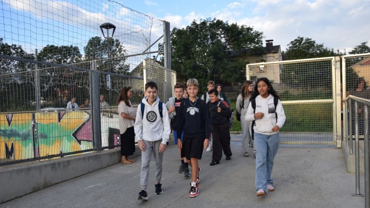 Imatge dels alumnes entrant al centre les 8.15 hores del matí. - C.SANS