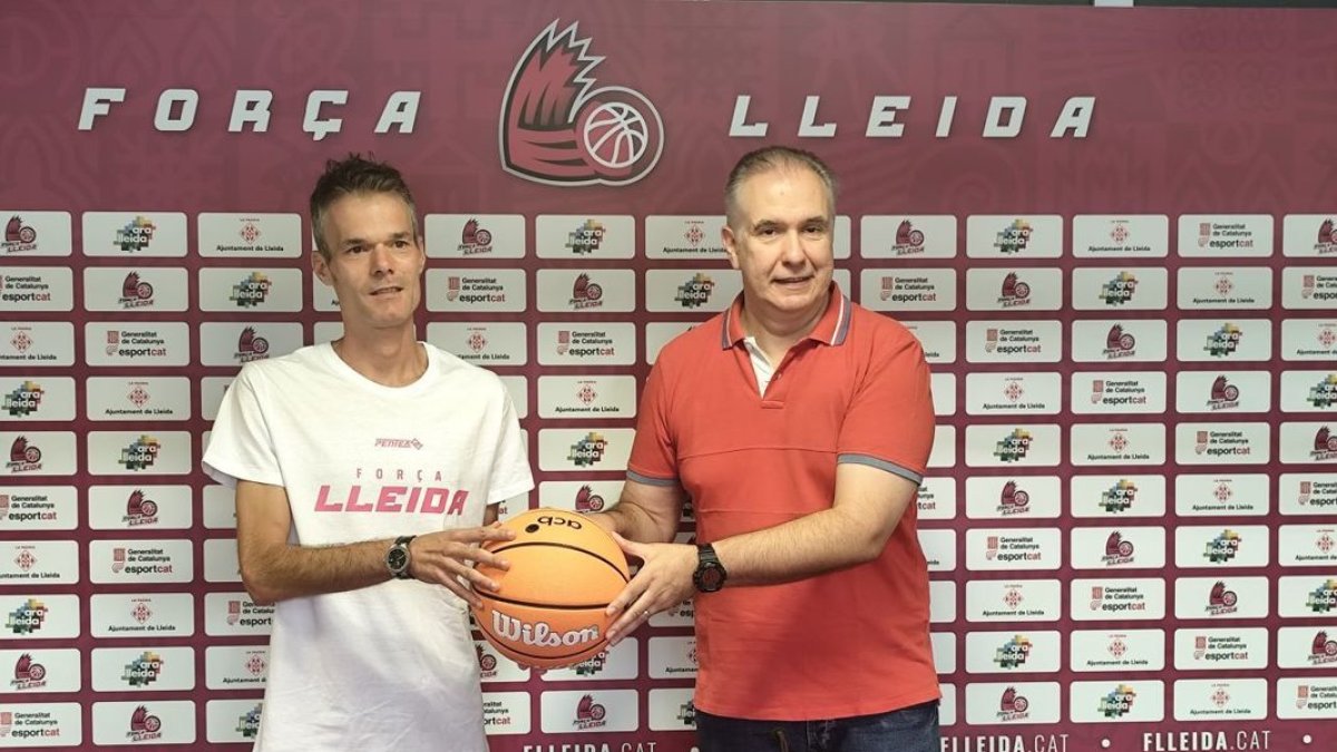 Borja Comenge, entrenador de l’equip U22, i Joaquín Prado, director esportiu. - JCMC