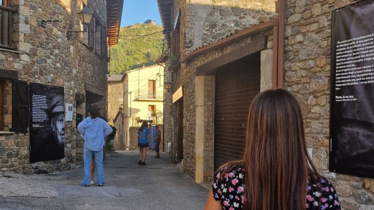 Las lonas están instaladas por las calles de Martinet.