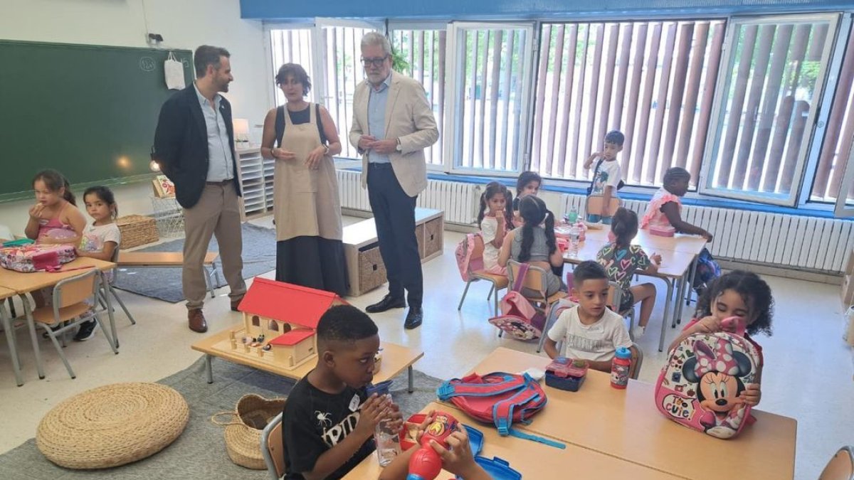 El alcalde de Lleida, Fèlix Larrosa, visitó ayer la escuela Santa Maria de Gardeny por el inicio de curso. - SCD