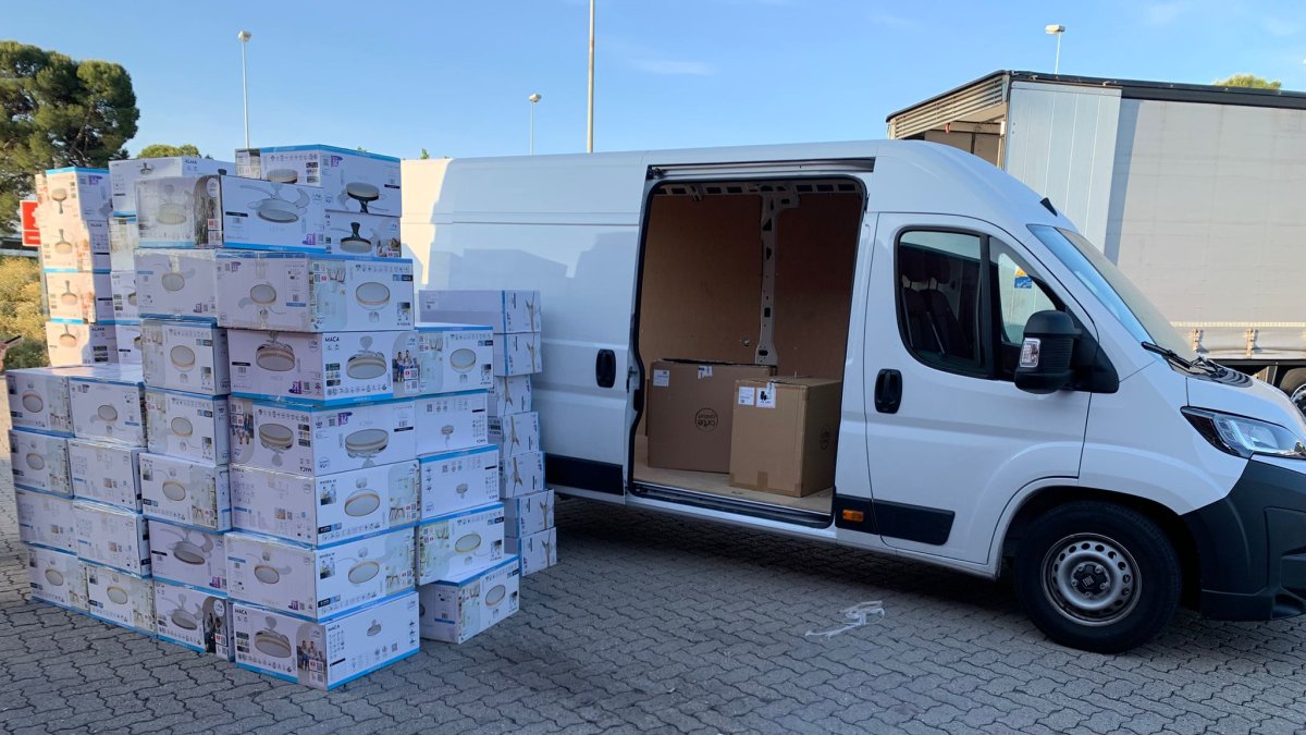 Pilas de cajas con ventiladores de techo sustraídos de un camión en Les Garrigues y recuperados por los Mossos d'Esquadra.