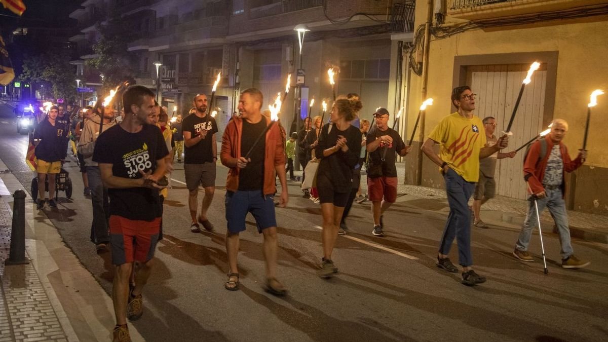 Medio centenar de personas recorrieron anoche las calles de Tàrrega. - LAIA PEDRÓS