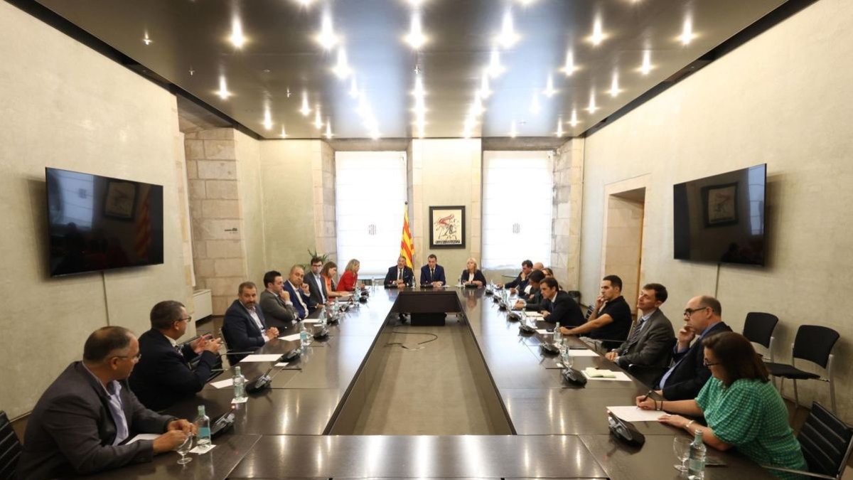 Els consellers Ordeig i Sàmper, reunits amb el sector porcí a Barcelona. - DEPARTAMENT D’AGRICULTURA