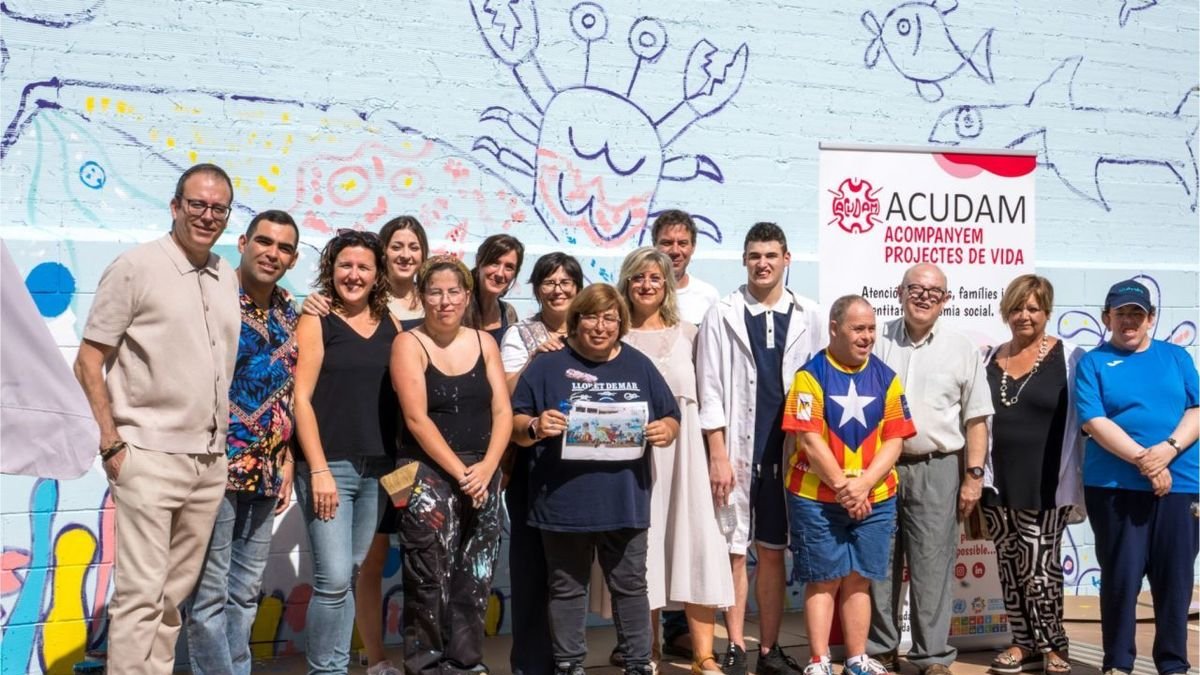 Participantes en la fiesta, ante el nuevo mural. - ACUDAM