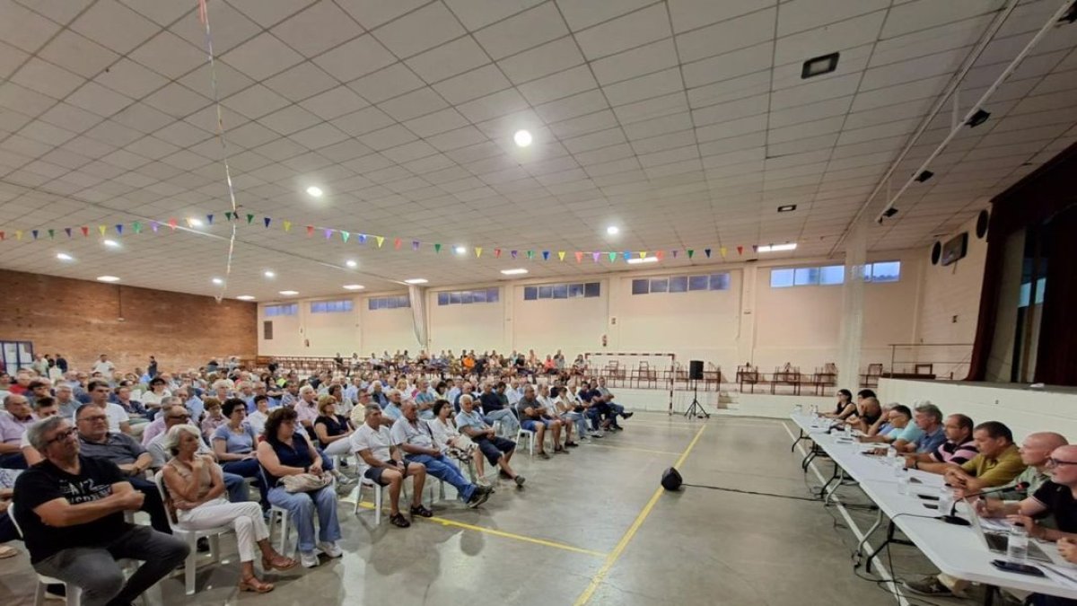 La de Miralcamp fue la segunda reunión de los responsables del canal con los regantes esta semana. - E.FARNELL