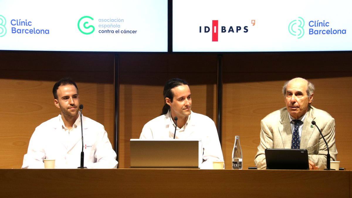 Los investigadores Martí Duran-Ferrer e Iñaki Martín-Subero y Laureano Molins, vicepresidente de la Asociación Española Contra el Cáncer (AECC) y presidente en Barcelona.