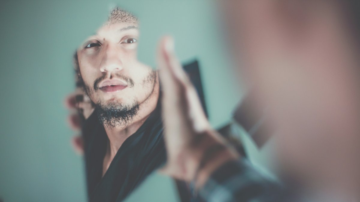 Què significa que una persona parli sola en veu alta, segons la psicologia.