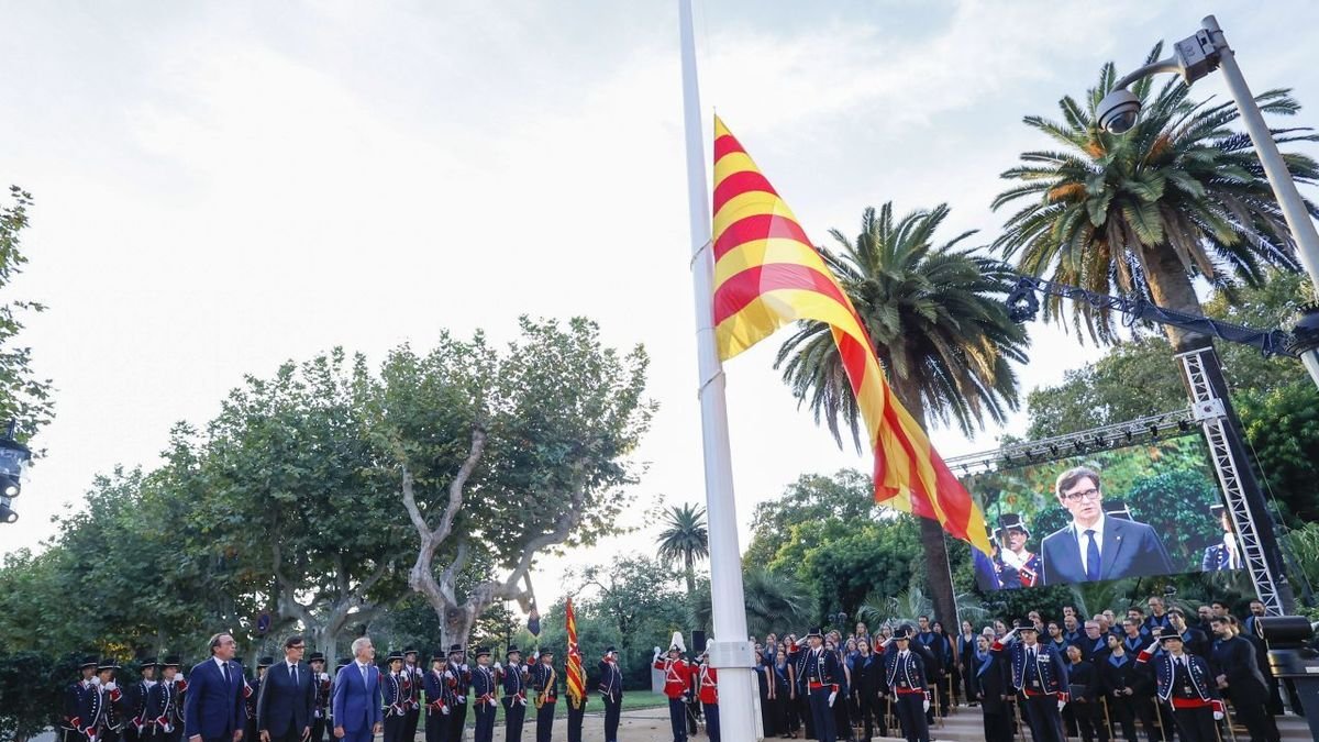 El moment en què s’hissava la gran senyera davant del Parlament. - EFE
