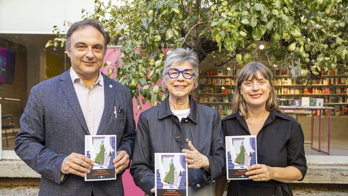 La librería La Fatal de Lleida acogió ayer la presentación, con Josep Tarragona, Revés y Mertxe París. - JORDI ECHEVARRIA
