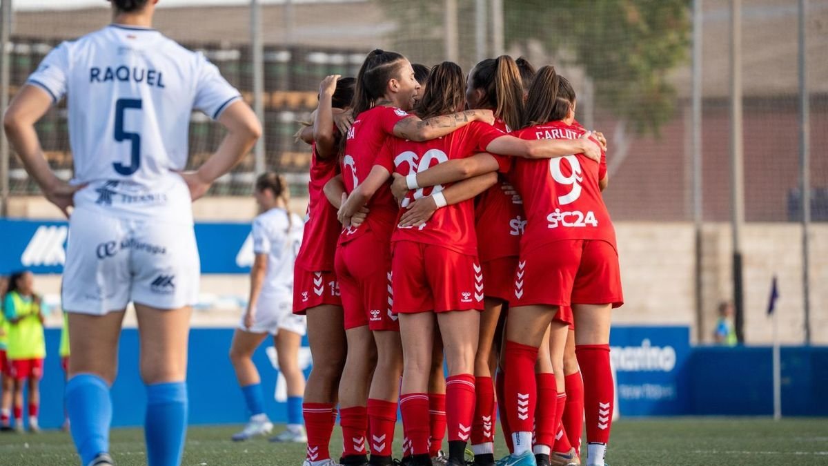 Les jugadores lleidatanes celebren el 0-1. - PAU PASCUAL PRAT