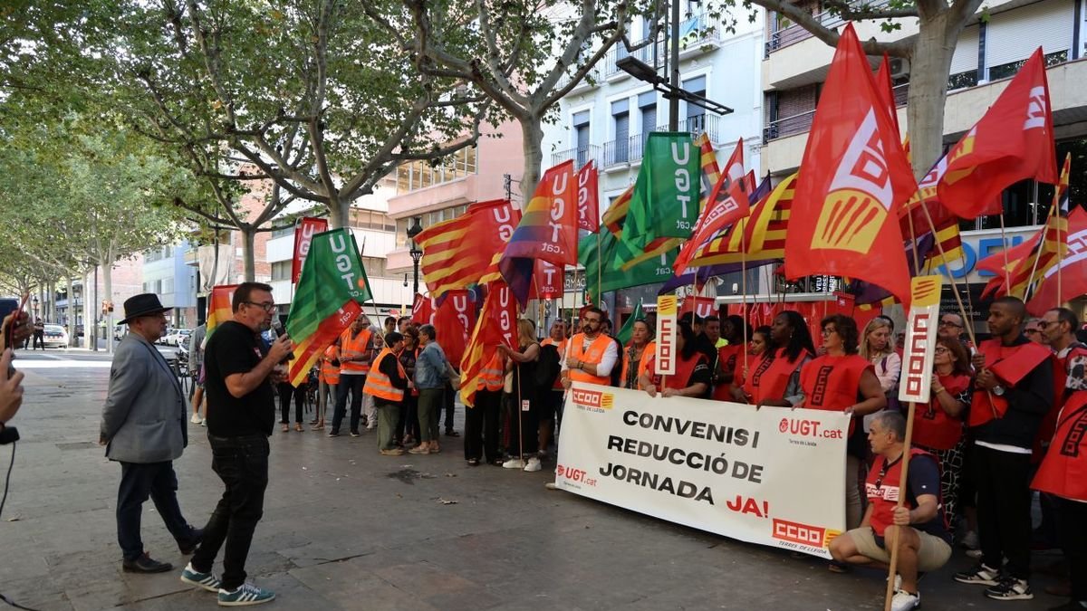 Ramon Moreno y Pere Sánchez se dirigen a los concentrados ante la sede de la Coell en Lleida. - AMADO FORROLLA