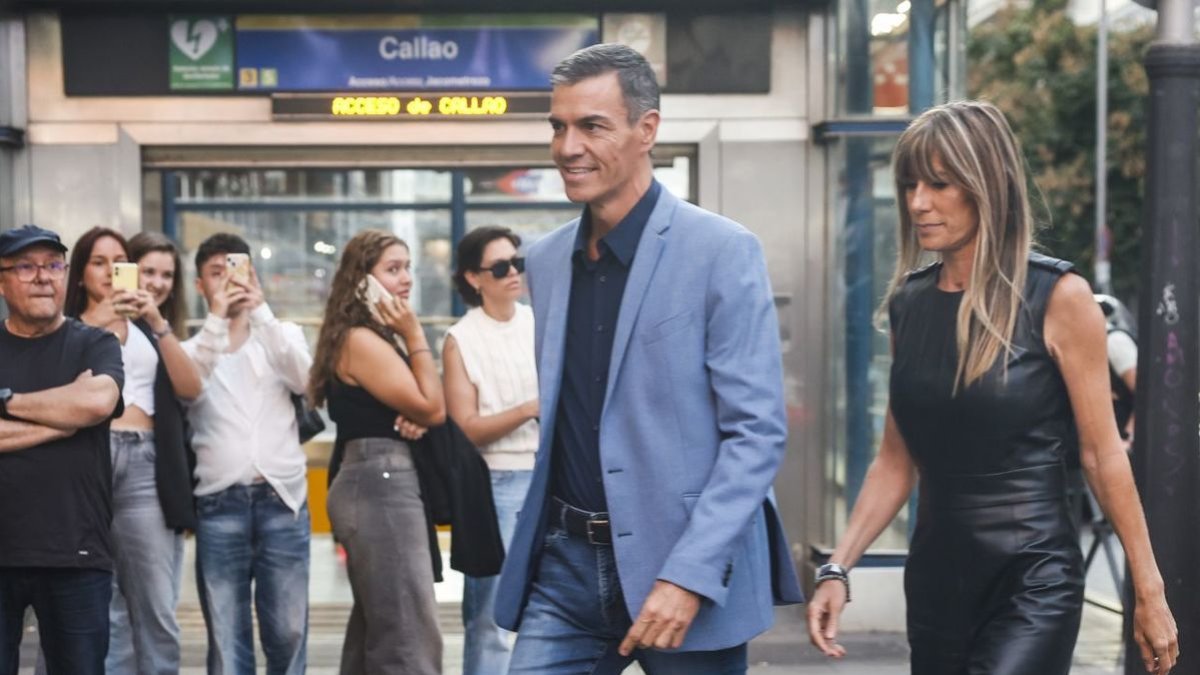 Pedro Sánchez i Begoña Gómez, en la preestrena d’‘El cautivo’. - EFE