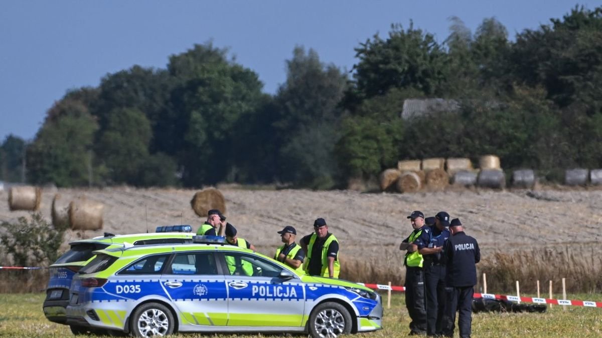 Policia polonesa en un dels llocs on va caure un dron llançat per Rússia. - EFE