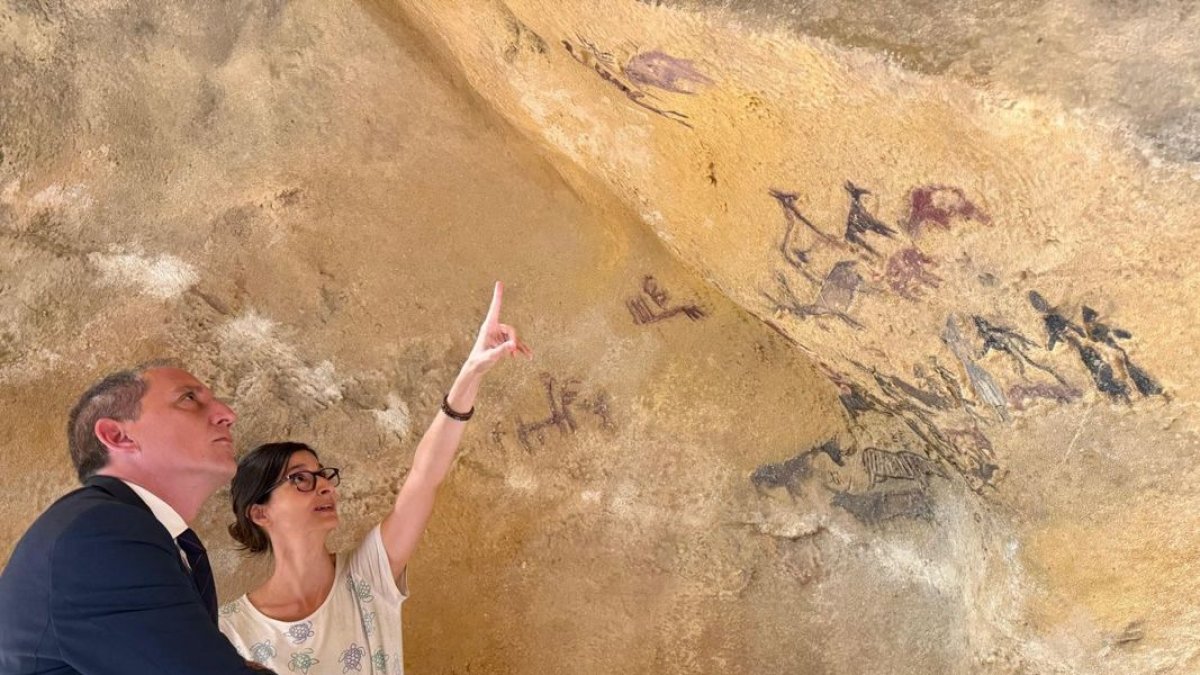 El subdelegado visitó el arte rupestre de la Roca dels Moros. - SUBDELEGACIÓN