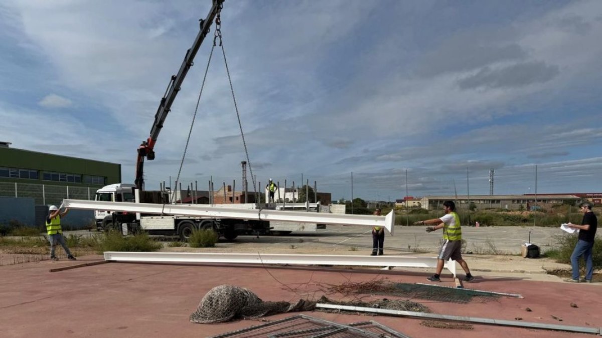 Esta semana comenzaron las obras para instalar la cubierta en la pista polideportiva. - A.T.