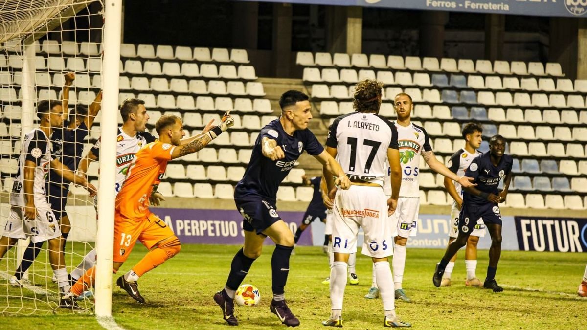 Carlos Mas celebra l’únic gol del partit que va donar la victòria i la classificació a l’Atlètic Lleida. - INGRID SEGURA