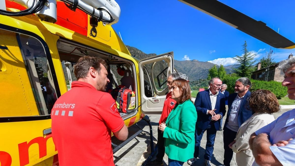 La consellera de Territori, Sílvia Paneque, ahir visitant l’heliport de Tírvia. - TERRITORI