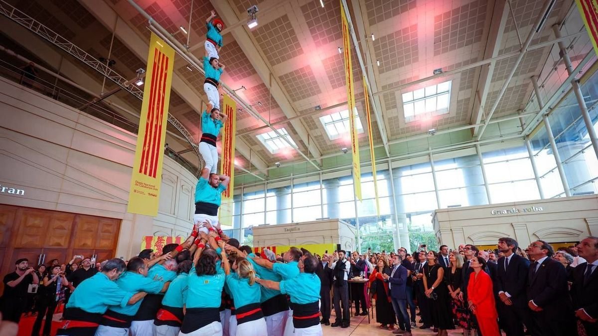 Actuación de los Castellers de Vilafranca en el vestíbulo del Teatre Nacional de Catalunya. - ACN