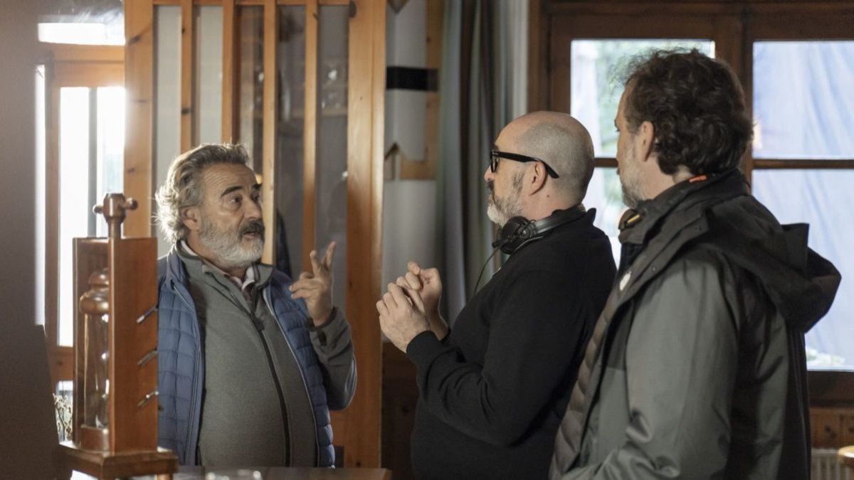 Eduard Fernández conversa con Jorge y Alberto Sánchez-Cabezudo. - BÁRBARA SÁNCHEZ PALOMERO