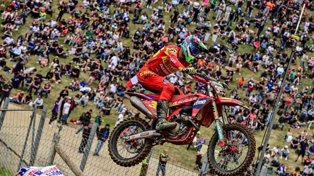 Adrià Monné realiza un salto durante una prueba del Campeonato de Europa.