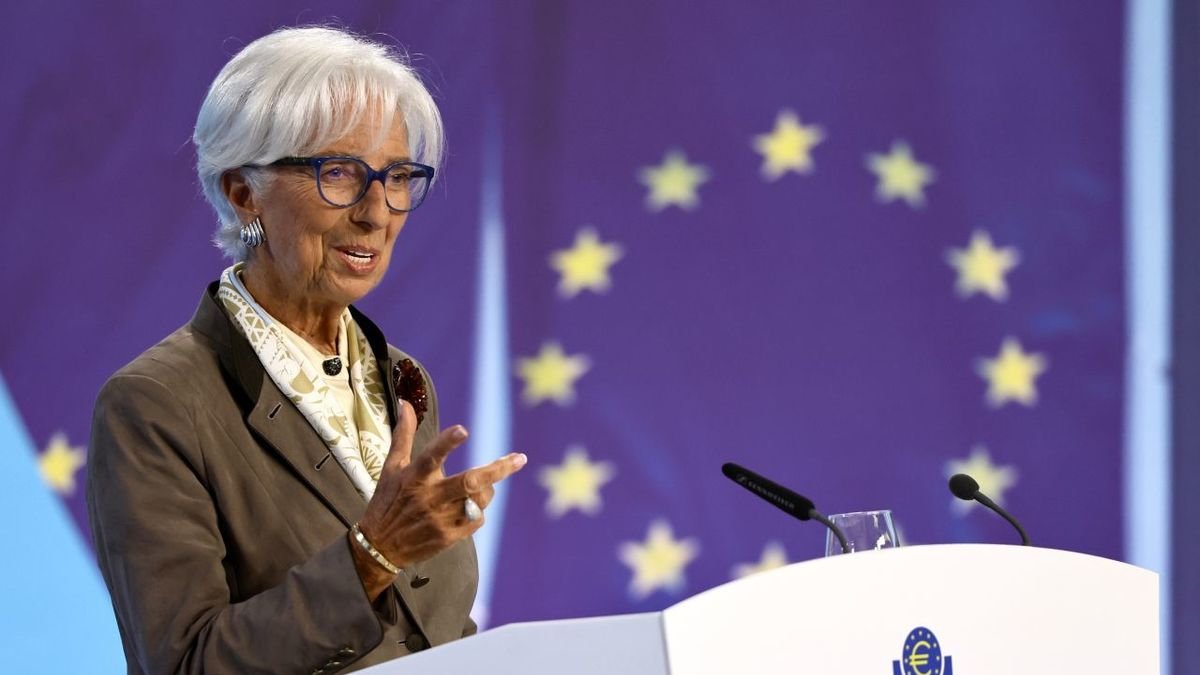 Christine Lagarde en la rueda de prensa ayer en Fráncfort. - EFE