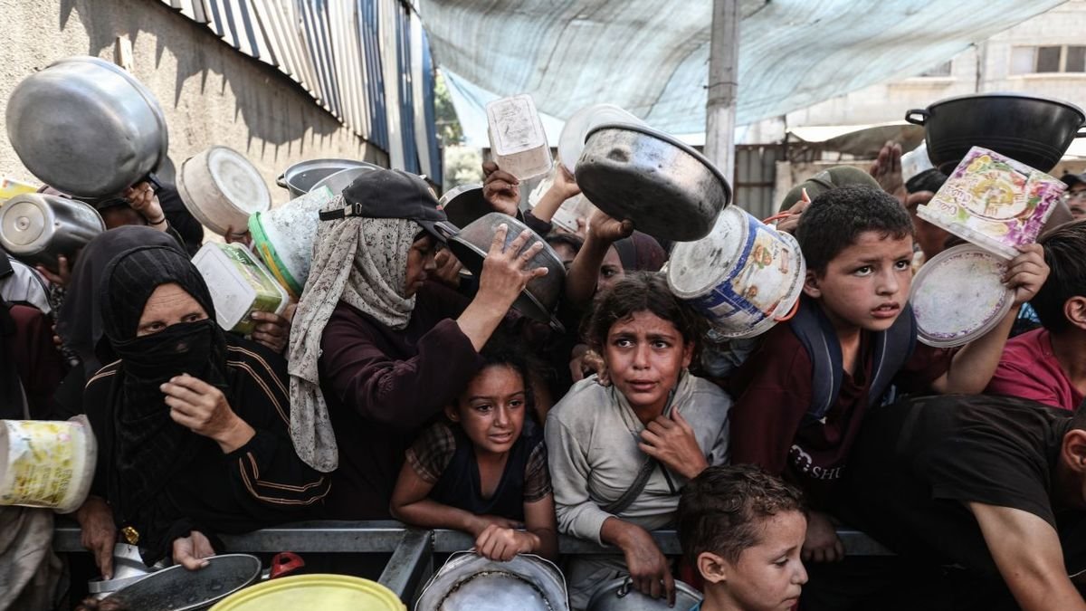 Niños gazatíes piden comida en el campo de refugiados de Nuseirat, en el centro del enclave. - EUROPA PRESS