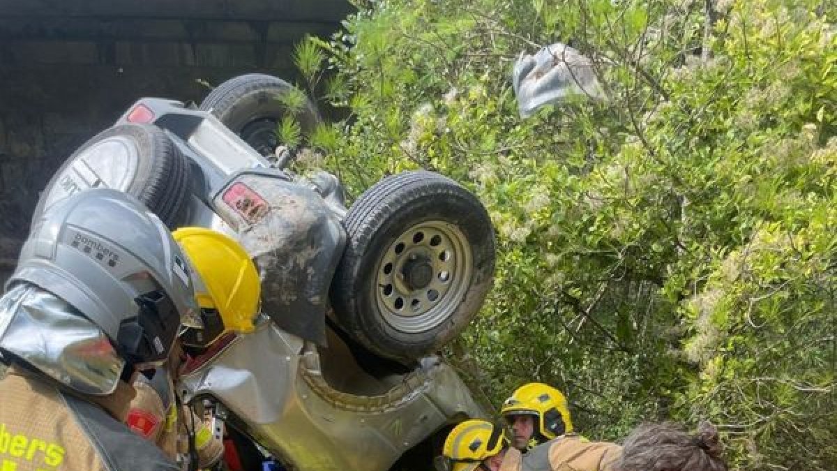 Efectivos de emergencias, ayer en el accidente en Baix Pallars. - BOMBEROS DE LA GENERALITAT