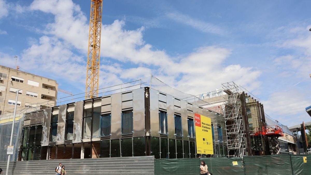Estado actual de las obras de la fachada en Príncep de Viana y Ramon Berenguer IV. - AMADO FORROLLA