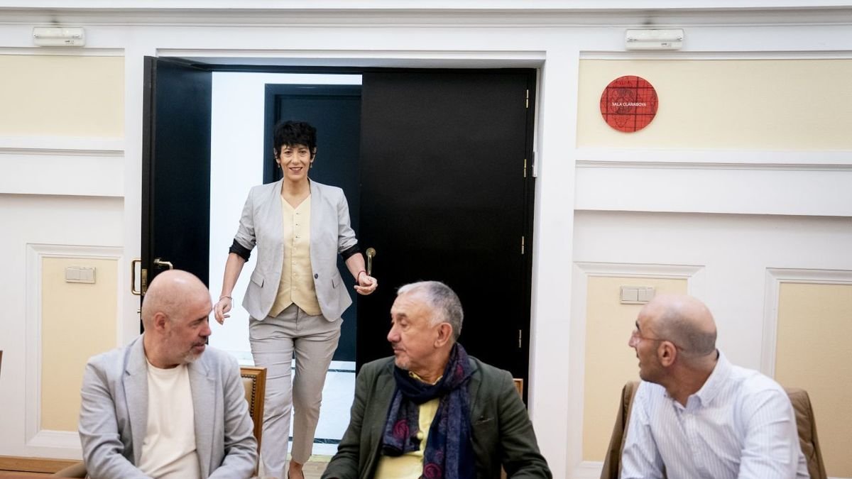 La ministra Elma Saiz se reunió ayer con los líderes de CCOO y UGT, Unai Sordo y Josep Maria Àlvarez. - A. PÉREZ MECA / EUROPA PRESS