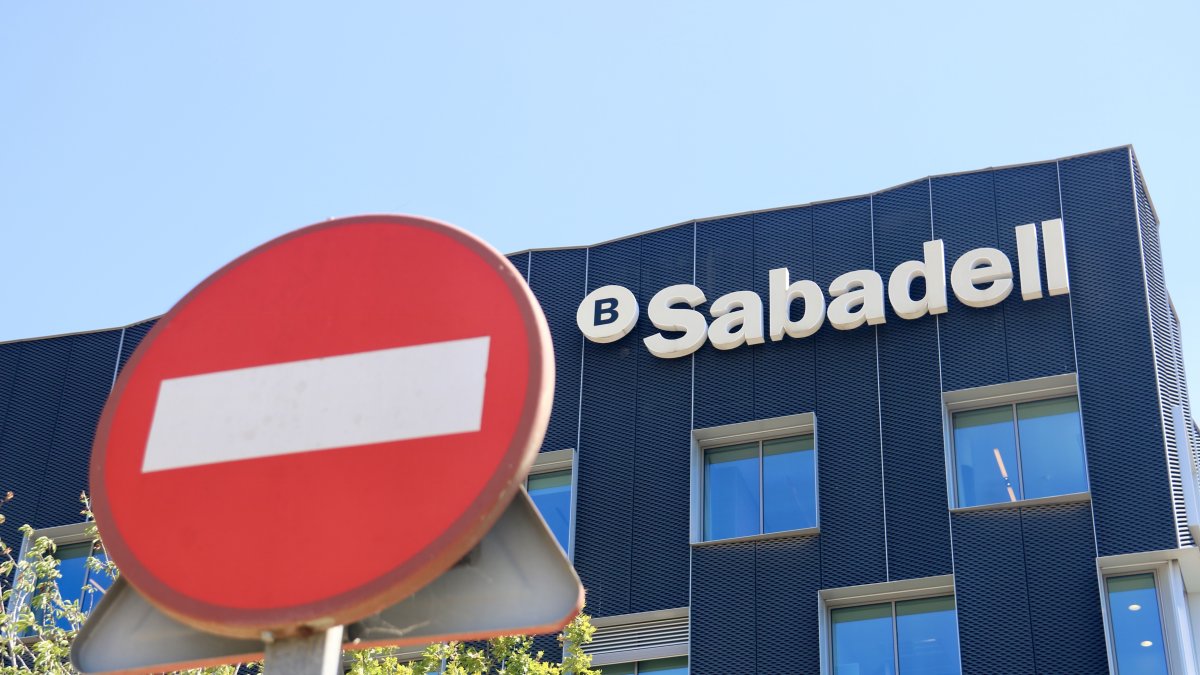 Un cartell de direcció contrària davant la seu del Banc Sabadell a Sant Cugat del Vallès.