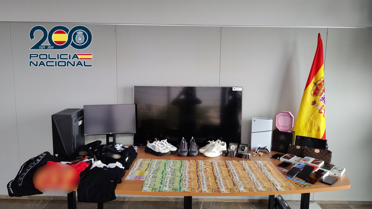 Dinero en metálico y otros objetos interceptados por la Policía Nacional.