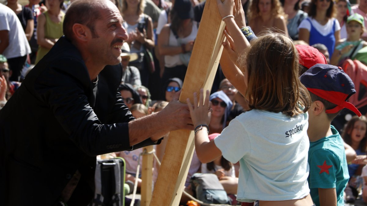‘Damoclès’, de los franceses Cirque Inestremistes, en FiraTàrrega 2025