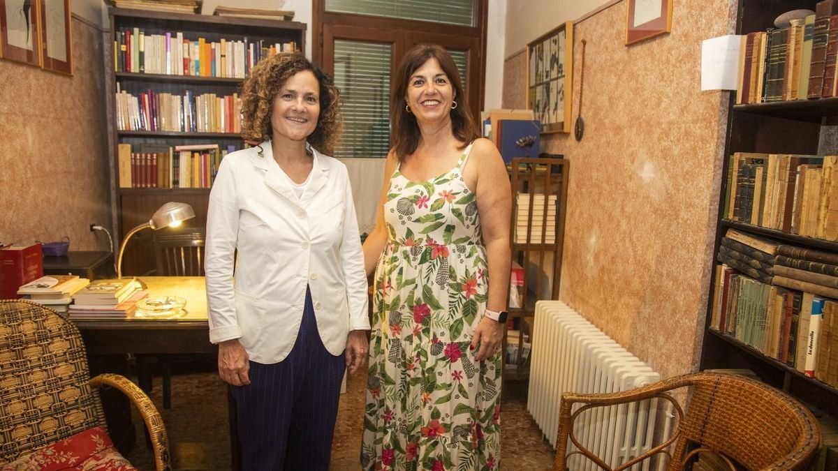 La consellera Sònia Hernández con la alcaldesa, Alba Pijuan, en la casa familiar de Manuel de Pedrolo. - LAIA PEDRÓS/SEGRE